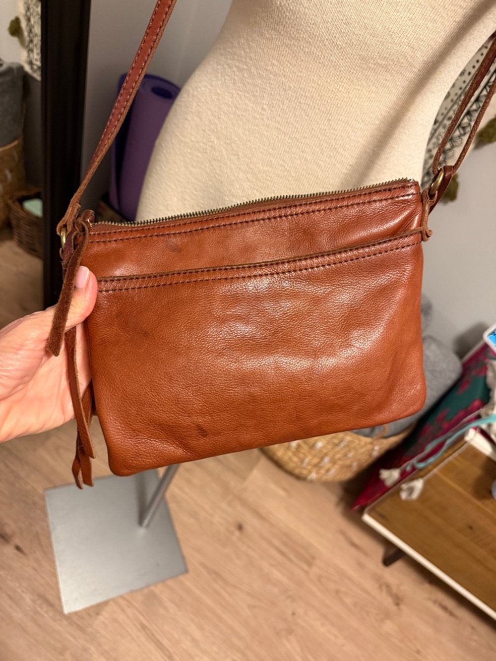 Margot New York - Genuine Leather Crossbody Bag in Cognac Brown - Picture 8 of 10